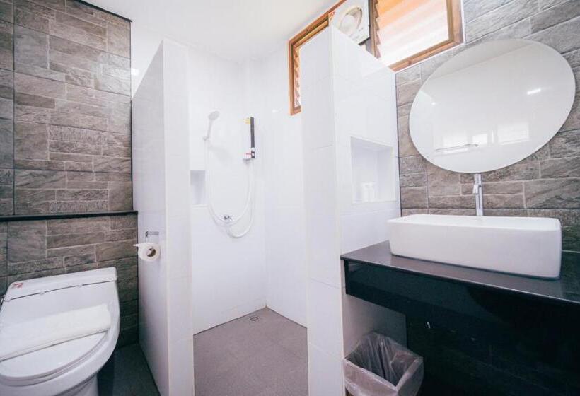 غرفة قياسية مزوَّدة بشُرفة, Huen Him Kong Hotel Phrae