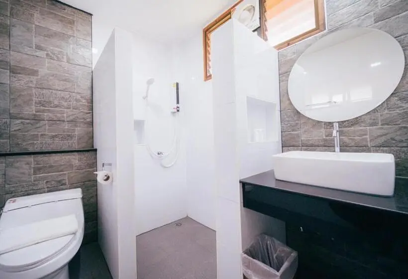 اتاق استاندارد با بالکن, Huen Him Kong Hotel Phrae
