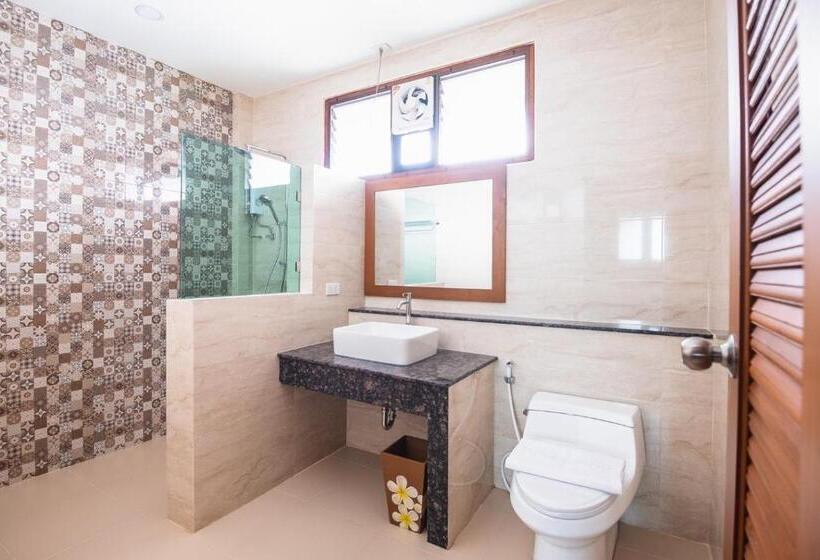 اتاق سوپریور با تخت بزرگ, Huen Him Kong Hotel Phrae