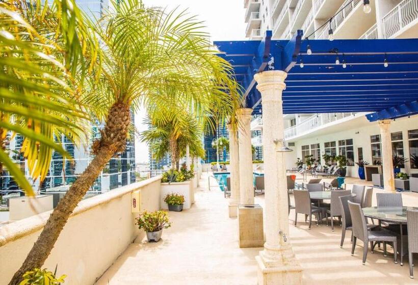 إستديو قياسى مزود بشرفة, Modern And Luxurious Brickell Studio