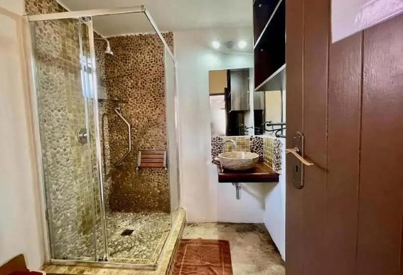 اتاق لوکس سه تخته, Durban Inn