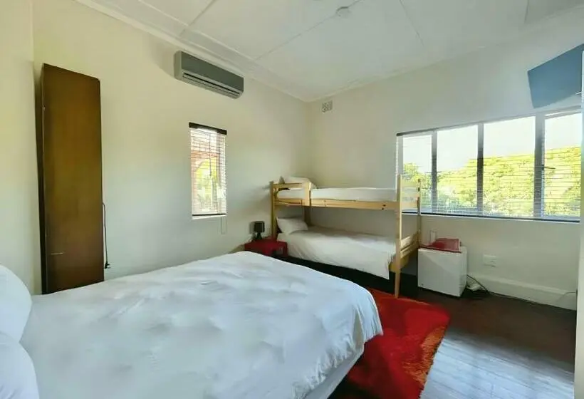 اتاق استاندارد چهارنفره با چشم‌انداز باغ, Durban Inn