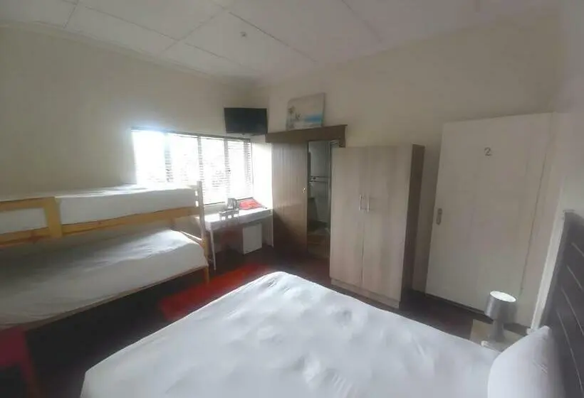 اتاق استاندارد چهارنفره با چشم‌انداز باغ, Durban Inn