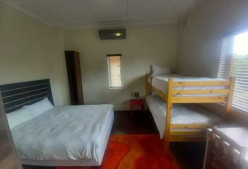 اتاق استاندارد چهارنفره با چشم‌انداز باغ, Durban Inn