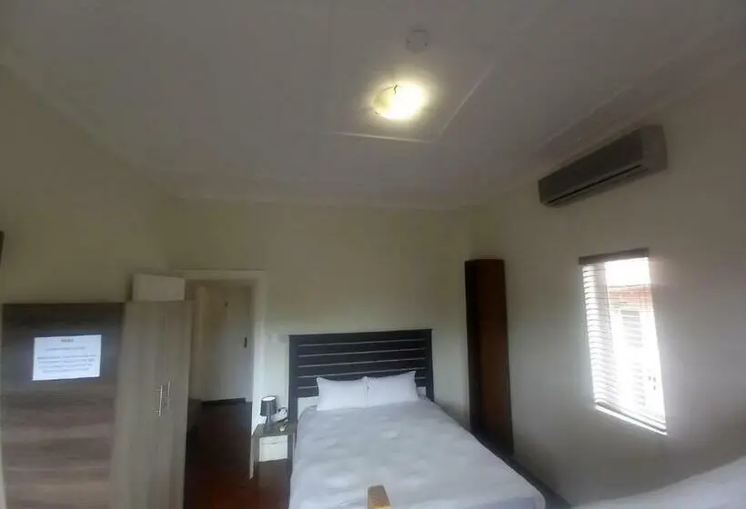 اتاق استاندارد چهارنفره با چشم‌انداز باغ, Durban Inn