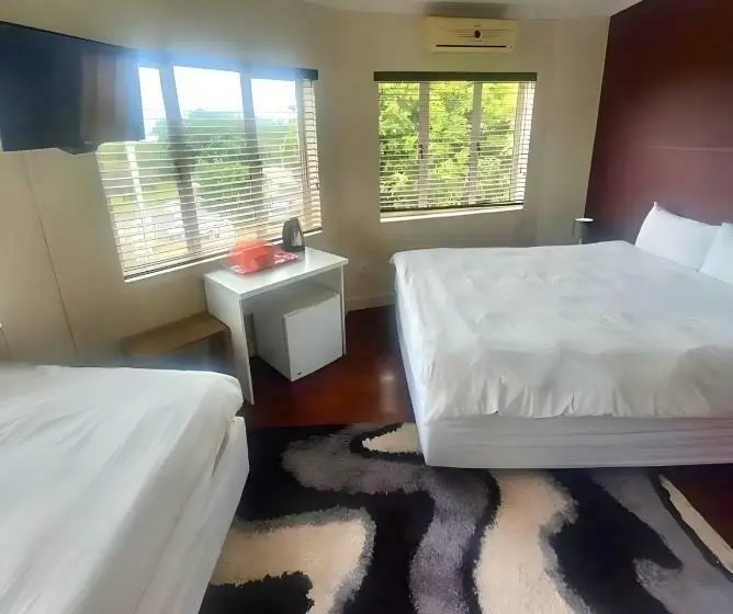 اتاق استاندارد سه تخته با چشم‌انداز باغ, Durban Inn