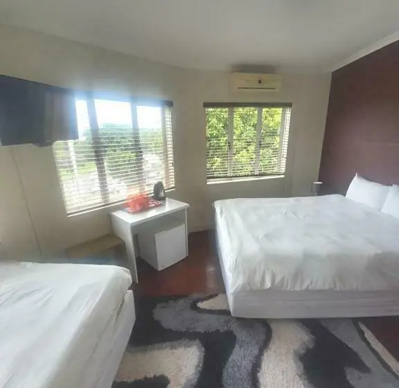اتاق استاندارد سه تخته با چشم‌انداز باغ, Durban Inn