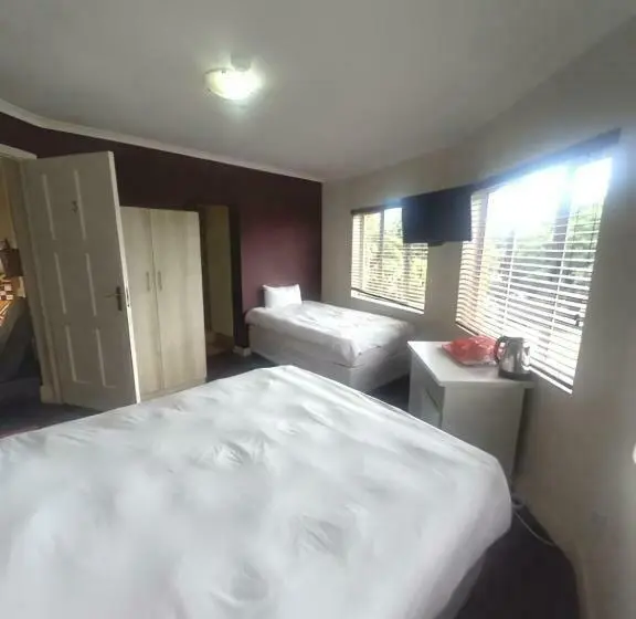 اتاق استاندارد سه تخته با چشم‌انداز باغ, Durban Inn