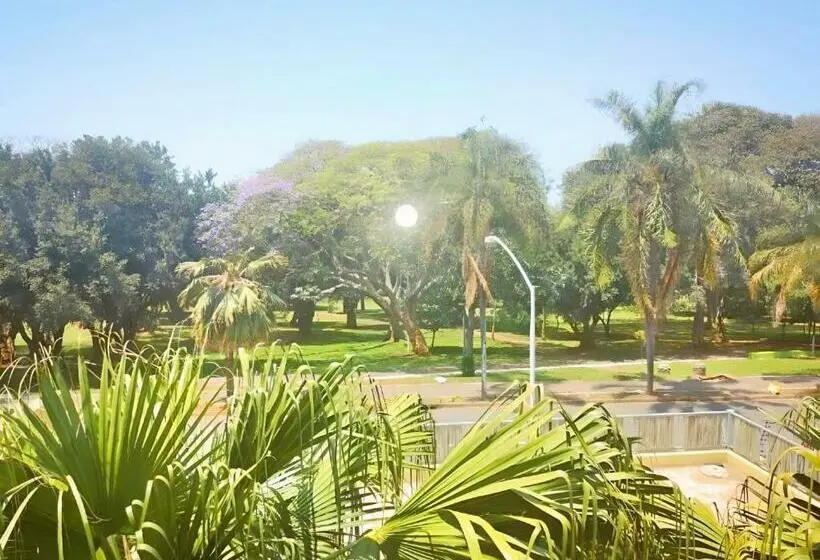 اتاق استاندارد سه تخته با چشم‌انداز باغ, Durban Inn