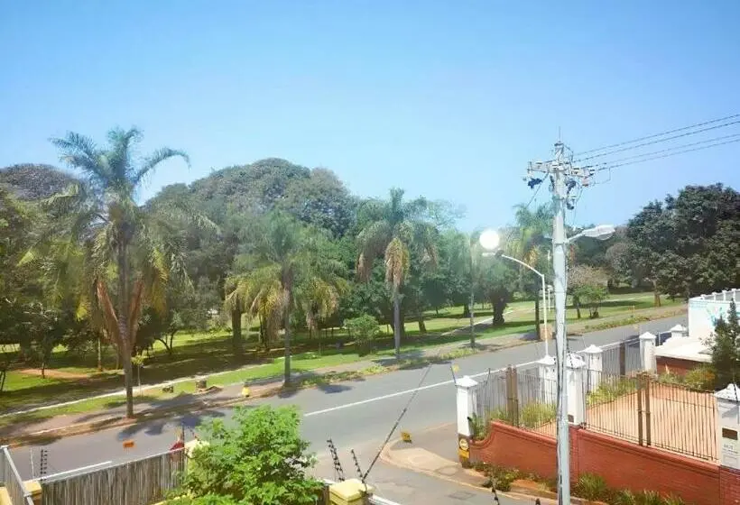 اتاق اجرایی, Durban Inn