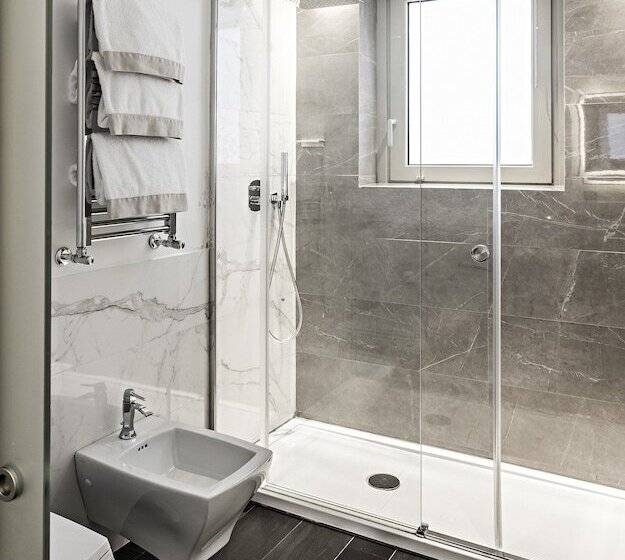 חדר אקזקיוטיב לשלושה, Palazzo Navona