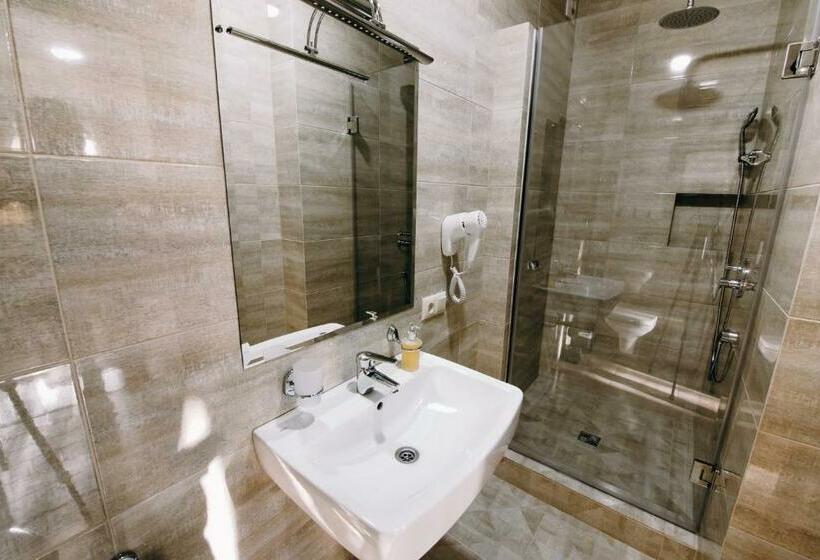 سوئیت جونیور خانوادگی, Premium Hotel & Spa