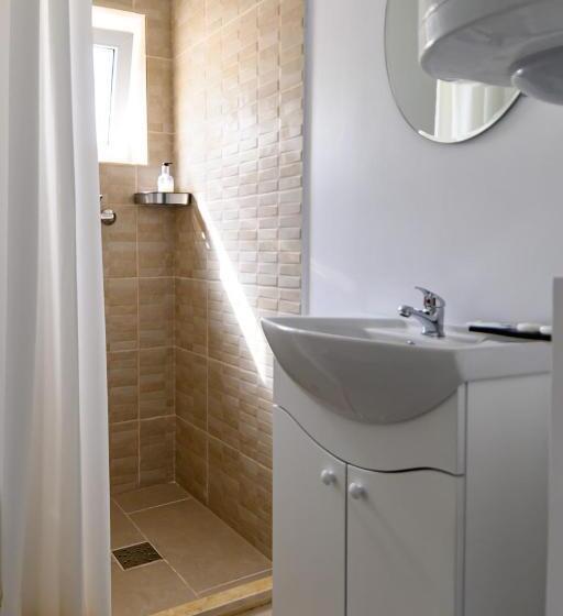 スタンダードルーム, Pensiunea știuca șchioapă