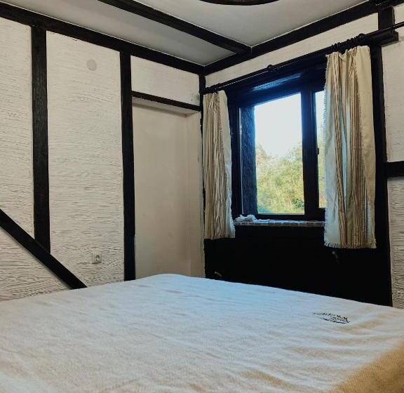 Номер Deluxe, карамановите къщи