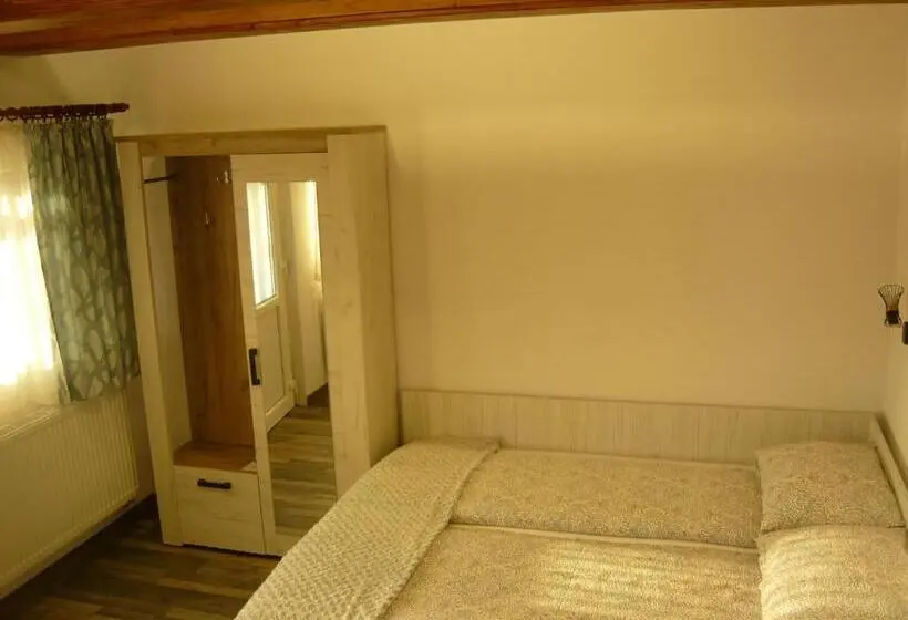 Standard Triple Room with Terrace, Casa De Oaspeti Liviu