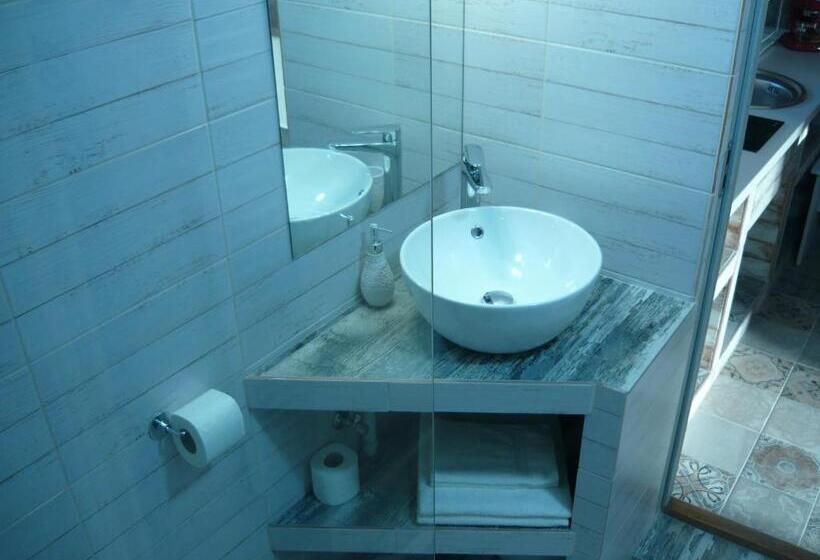 Standard Triple Room with Terrace, Casa De Oaspeti Liviu