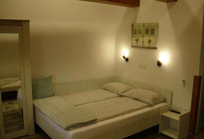 Standard Triple Room with Terrace, Casa De Oaspeti Liviu