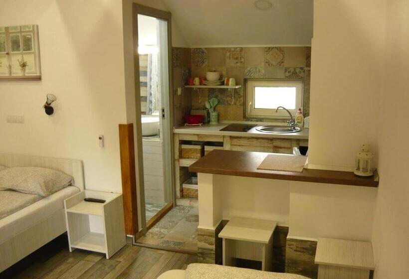 Standard Triple Room with Terrace, Casa De Oaspeti Liviu