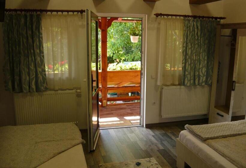 Standard Triple Room with Terrace, Casa De Oaspeti Liviu