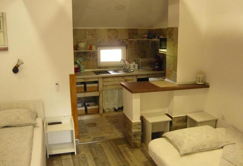 Standard Triple Room with Terrace, Casa De Oaspeti Liviu
