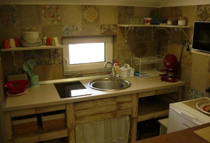 Standard Triple Room with Terrace, Casa De Oaspeti Liviu