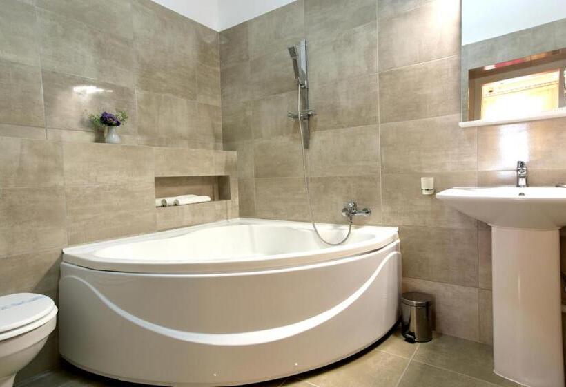 디럭스 4인 룸, Top Royal Central Brasov