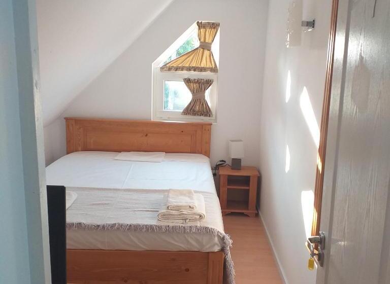 バス共有のスタンダードルーム, Pensiunea Casa Maria