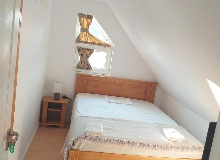 バス共有のスタンダードルーム, Pensiunea Casa Maria