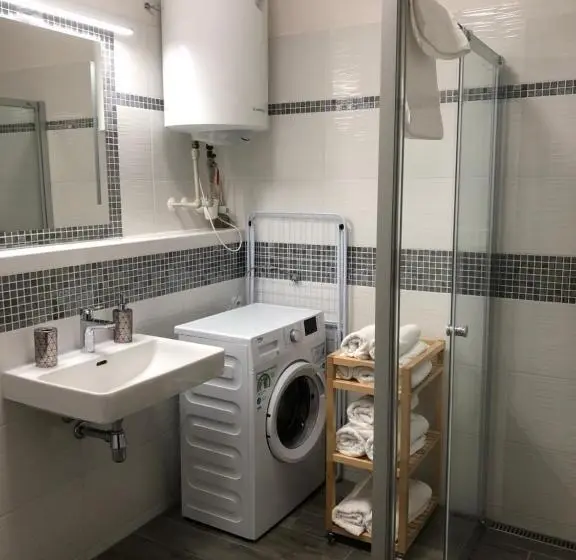 Huoneisto 1 Makuuhuone Terassi, Apartmány Koněvova