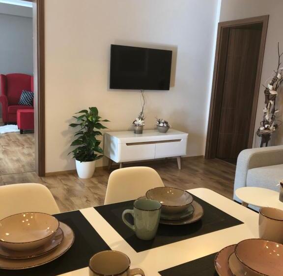 آپارتمان 1 خوابه با تراس, Apartmány Koněvova