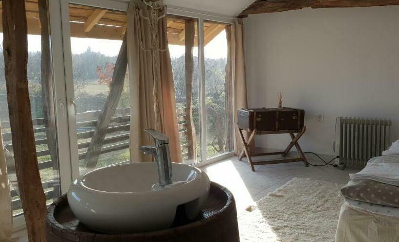 Номер Стандарт Вид на Сад, онгъл запад