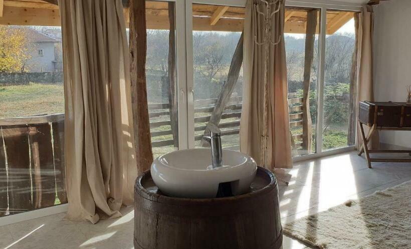 Номер Стандарт Вид на Сад, онгъл запад