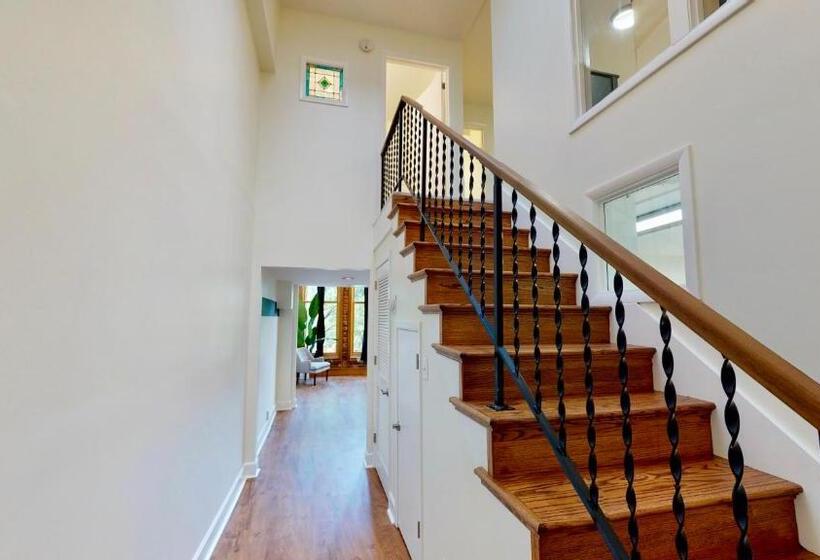 اتاق استاندارد, The Lofts At 107