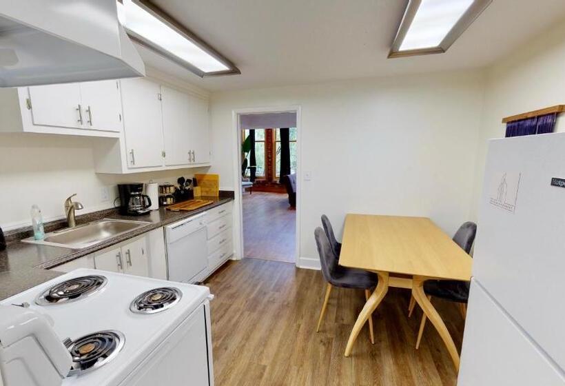 اتاق استاندارد, The Lofts At 107