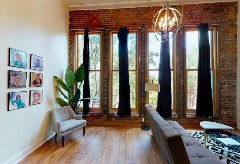 اتاق استاندارد, The Lofts At 107