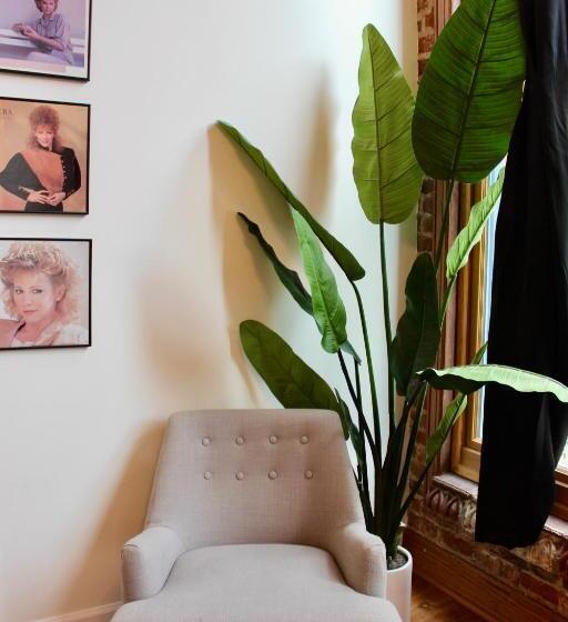 اتاق استاندارد, The Lofts At 107