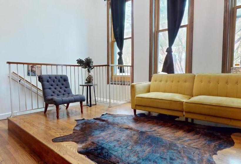 דירת שני חדרים, The Lofts At 107