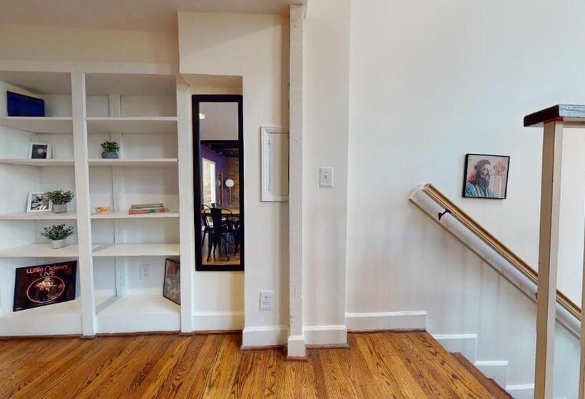 דירת שני חדרים, The Lofts At 107