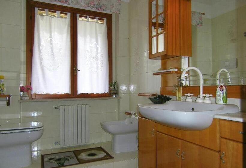 Стандартный внешний трехместный номер с ванной комнатой, B&b La Villetta