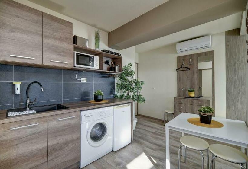 スタンダードスタジオ, Familia Panzió & Apartmanház Győr