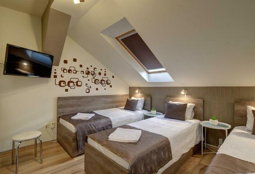 スタンダードスタジオ, Familia Panzió & Apartmanház Győr