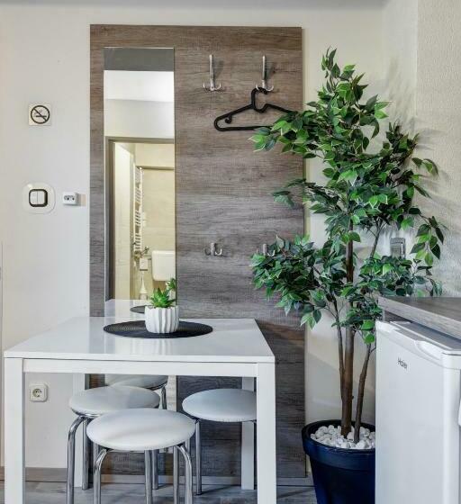 スタンダードスタジオ, Familia Panzió & Apartmanház Győr