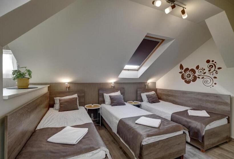 スタンダードスタジオ, Familia Panzió & Apartmanház Győr