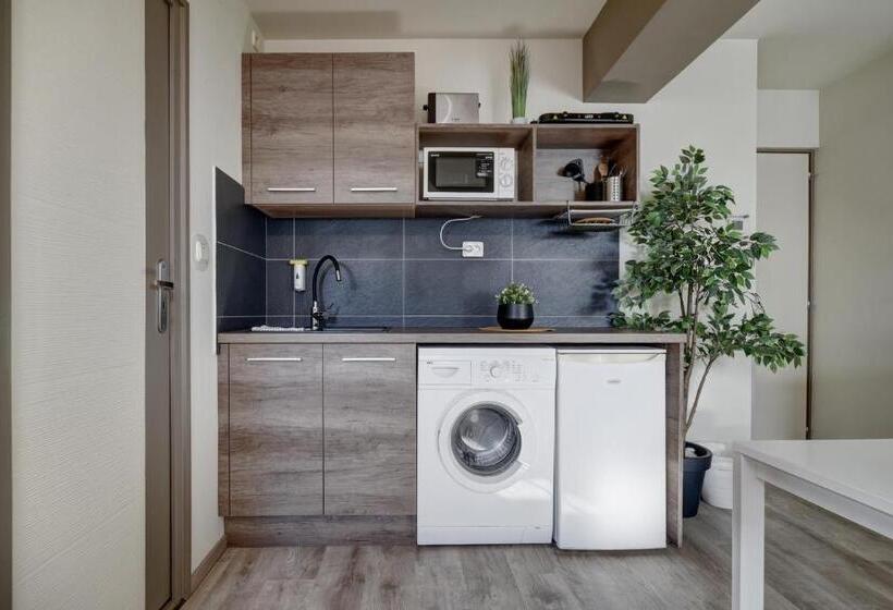 スタンダードスタジオ, Familia Panzió & Apartmanház Győr