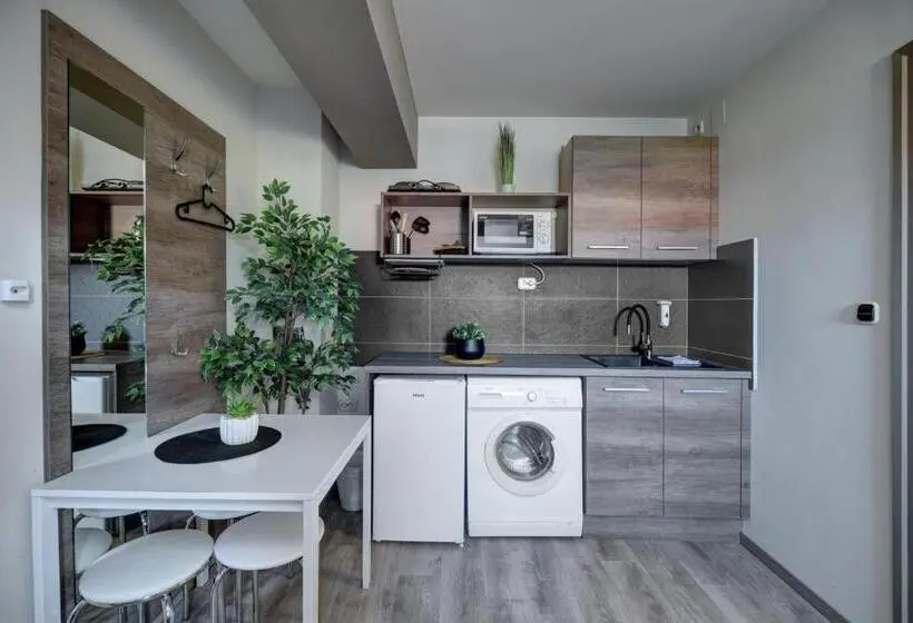 スタンダードスタジオ, Familia Panzió & Apartmanház Győr