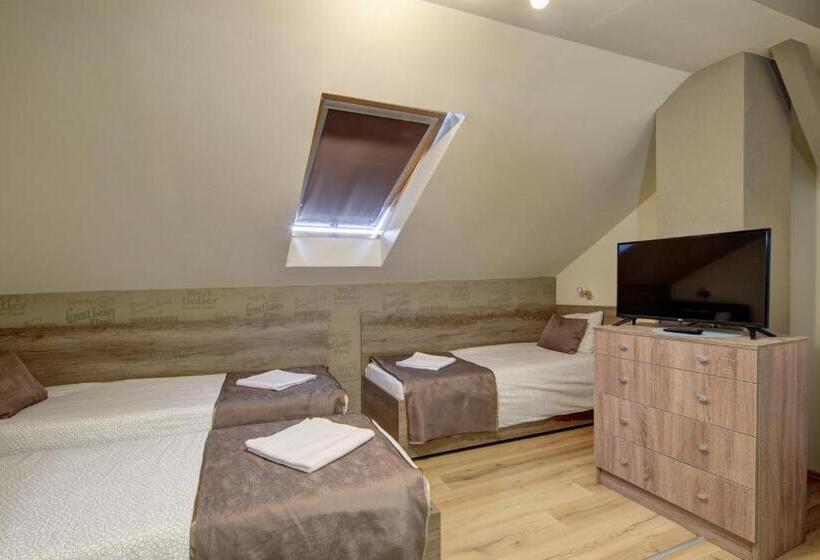 スタンダードスタジオ, Familia Panzió & Apartmanház Győr