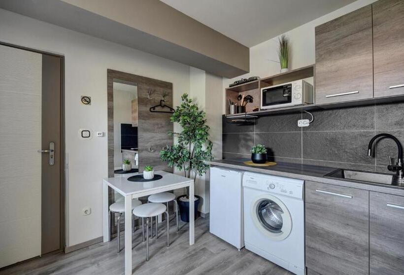 スタンダードスタジオ, Familia Panzió & Apartmanház Győr