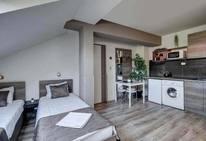 スタンダードスタジオ, Familia Panzió & Apartmanház Győr