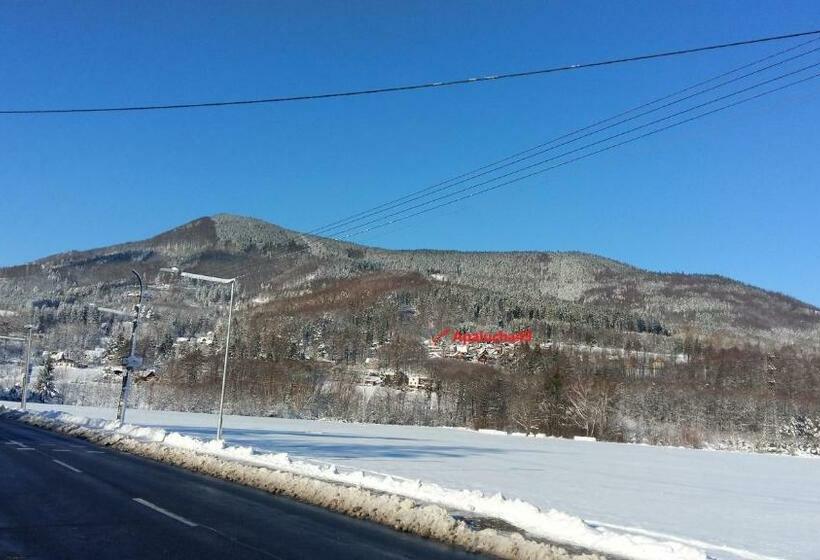 کلبه ییلاقی, Vila Apalucha49 čeladná   12 Osob