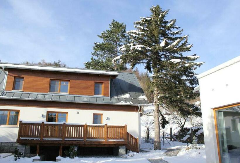 کلبه ییلاقی, Vila Apalucha49 čeladná   12 Osob